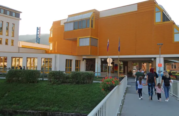 V OŠ Idrija, v kateri je v petek zaradi trebušne viroze manjkalo pol, oziroma 300 učencev, z NIJZ nestrpno pričakujejo rezultate analiz odvzetih vzorcev.