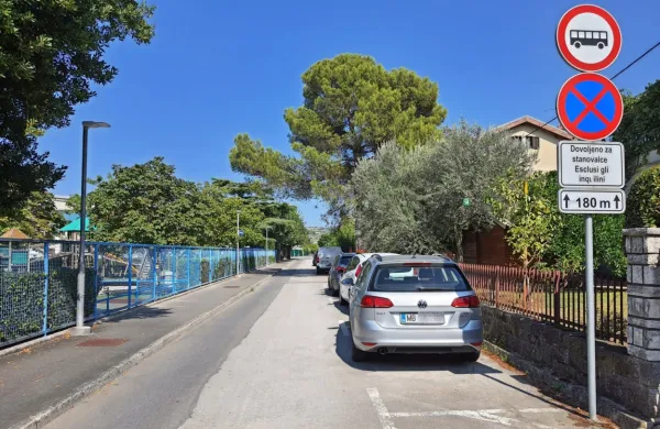 Na začetku Kraške ulice prometna signalizacija dovoljuje parkiranje in ustavljanje samo stanovalcem. Domačine najbolj moti, 
da tam po teden in več parkirajo turisti.