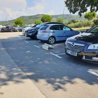 Domačini parkirna mesta  rezervirajo  tudi z betonskimi podstavki.