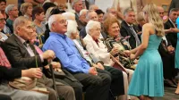 Včerajšnje slovesnosti se je udeležila tudi Mira Lipicar (v svetlih 
oblačilih), ena od devetih še živih nekdanjih internirank, ki ji je ena 
od nastopajočih baletk poklonila cvet.