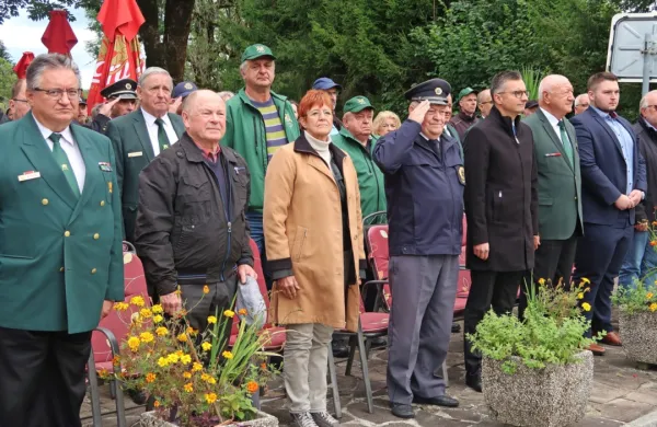 Na odkritju obeležja cestni barikadi na Govejku v osamosvojitveni 
vojni se je zbral občinski politični in slovenski vrh veteranskih 
organizacij.