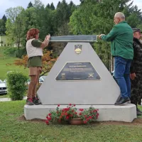 Obeležje v simbolni obliki tetraedra sta odkrila poveljujoči 
vojakom ob barikadi leta 1991 Janez Pivk in domačinka Cilka 
Kavčič.
