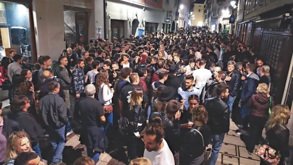 Za varnost množice udeležencev prireditve bo skrbelo med 350 in 
400 predstavnikov varnostnih organov, varnostnikov in stevardov. 