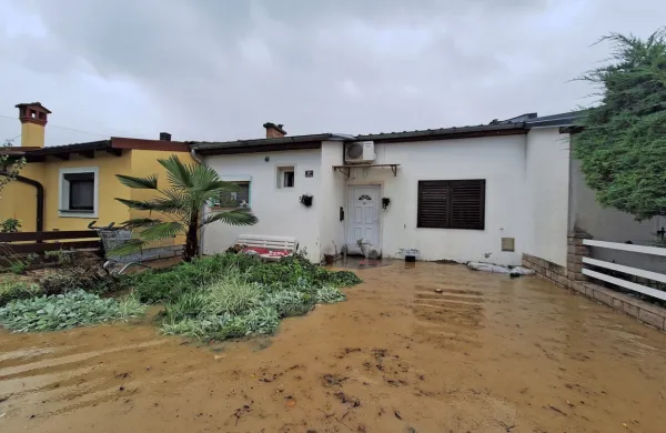 V četrtek, 12. septembra, je obilno deževje poplavilo dele naselja 
Šalara in poplavilo približno deset hiš. 