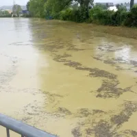 V Semedeli je Badaševica poplavila cestišče pri Agrarii. 