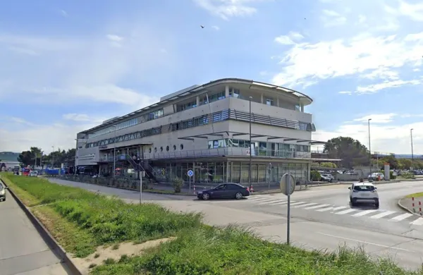 Univerza na Primorskem bo z državnim denarjem plačala šest milijonov evrov za stavbo, ki jo je prodajalec manj kot leto dni prej kupil za polovico 
nižjo ceno. Pri kom bo obtičala razlika? 