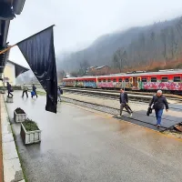 Ob lokalu, kjer je prišlo do nasilnega dejanja, so dan po uboju 
izobesili črne zastave. 