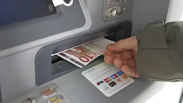 Bankovci za deset evrov so zdaj na voljo v bankomatih vseh 
bank.