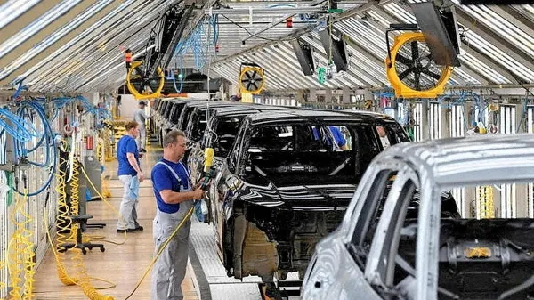 

Volkswagen namerava neuradno odpustiti 15 tisoč zaposlenih. 
Napoveduejo zapiranje tovarn, tudi v Nemčiji. FABIAN BIMMER