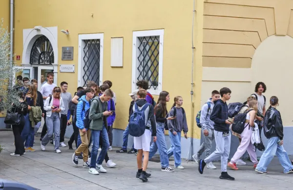 Nekateri koprski gimnazijci so že od prvega šolskega dne brez 
profesorja fizike.