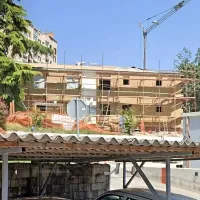 Univerza na Primorskem je od Luke Koper kupila stari samski dom 
za delavce v Kopru in sama našla gradbenega izvajalca za njegovo 
celovito obnovo oziroma rekonstrukcijo.