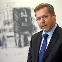 Na ministrstvu, ki ga vodi Igor Papič, so bili z nakupom dela objekta v Kopru 
uradno seznanjeni  marca letos, ko so bila pogajanja o ceni že zaključena.