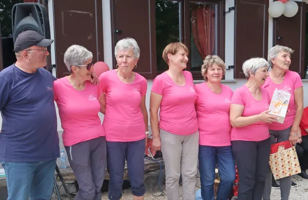 Obiskovalci so se s težkim srcem poslovili od šestih oskrbovalk 
koče, prostovoljk na Hlevišah, a se sočasno s planinci veselijo tudi 
novih oskrbnikov.
