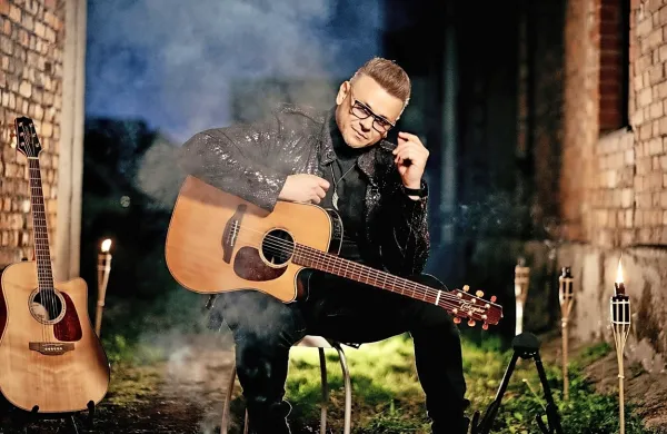 Samuel Lucas prisega na svojo kitaro