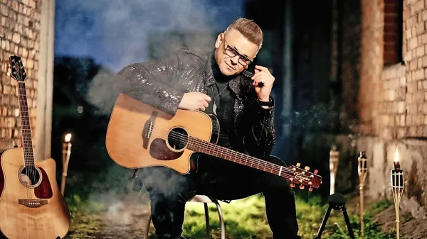 Samuel Lucas prisega na svojo kitaro