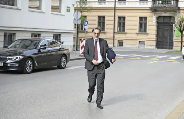 Tudi minister v odhodu Darjo Felda bo lahko koristil nadomestilo. 