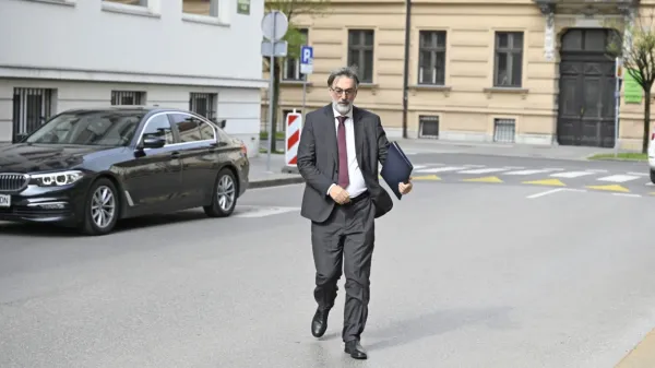Tudi minister v odhodu Darjo Felda bo lahko koristil nadomestilo. 