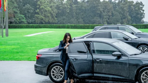 Ministrica za digitalno preobrazbo  Emilija Stojmenova Duh se je s 
službenim vozilom v Avstriji zapletla v novo zagato.
