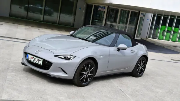 Imeli smo zadnjo priložnost, da smo zapeljali Mazdo MX-5 z 
dvolitrskim bencinskim motorjem, ki ga zdaj zaradi emisijskih 
standardov ukinjajo po vsej Evropi.