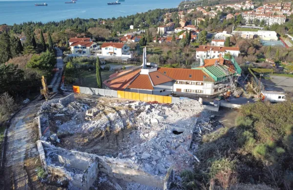 Januarja 2023 se je začelo rušenje starih objektov na ankaranskem 
pokopališču. Gradbena dela bi se po pogodbi morala zaključiti 
novembra 2023. 