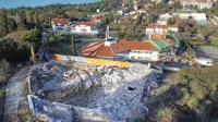 Januarja 2023 se je začelo rušenje starih objektov na ankaranskem 
pokopališču. Gradbena dela bi se po pogodbi morala zaključiti 
novembra 2023. 