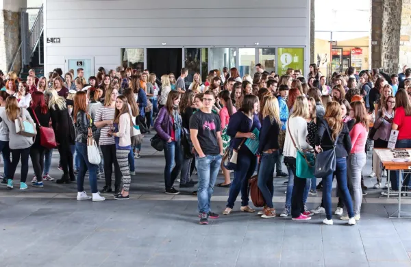 V Sloveniji je približno 80.000 študentov, a le 12 odstotkov oziroma 
šestina študentov biva v javnih ali zasebnih študentskih domovih. 