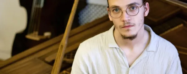 Gaj Bostič, obdan z inštrumenti  



 