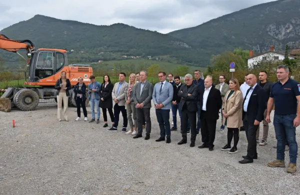 Udeleženci odkritja temeljnega kamna so se lahko prepričali, da 
so gradbinci res pripravljeni na akcijo. 