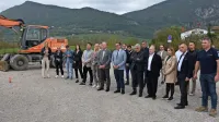 Udeleženci odkritja temeljnega kamna so se lahko prepričali, da 
so gradbinci res pripravljeni na akcijo. 