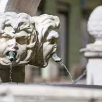 Detajl na Da Pontejevem vodnjaku