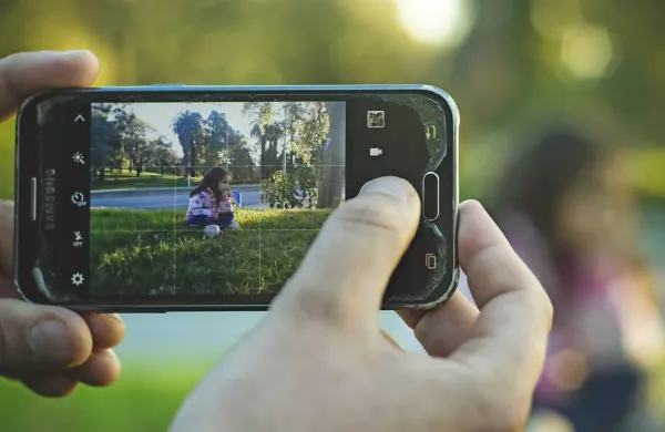 Večino prijav spletnih  zlorab  otrok  policisti  dobijo   od lastnikov 
družbenih omrežij,   prijave  dajo  tudi  starši zlorabljenih otrok ali 
otroci, pa zaposleni v šolah in drugi.