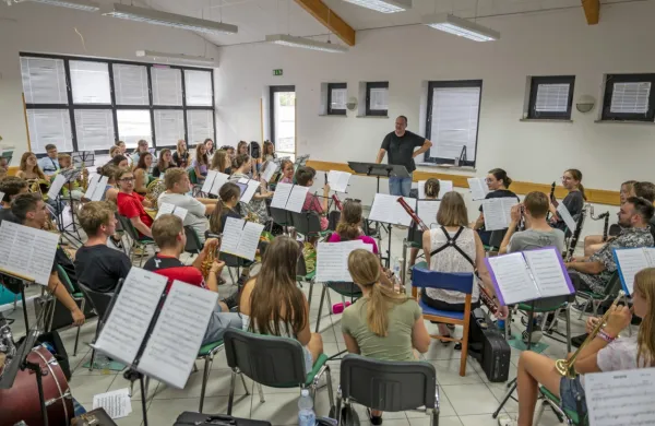 Poletna orkesterska šola MusiKras se je po petih letih iz Štanjela 
preselila v Hrpelje.