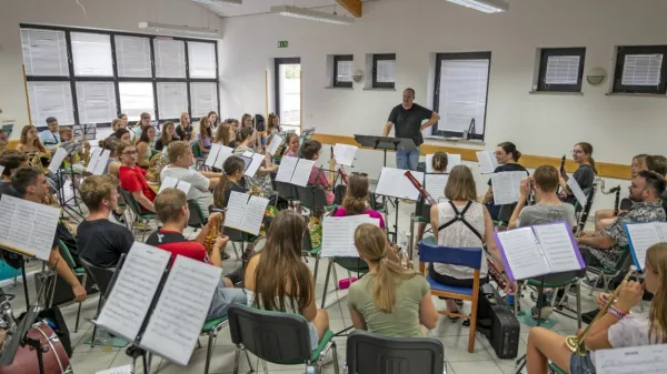 Poletna orkesterska šola MusiKras se je po petih letih iz Štanjela 
preselila v Hrpelje.