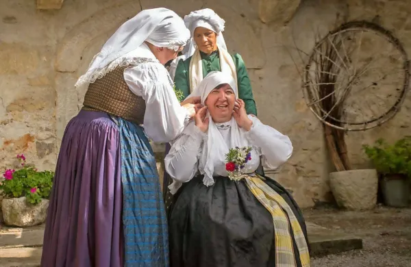 V Sežani fotografska razstava Vlaste Gorup o Kraški ohceti