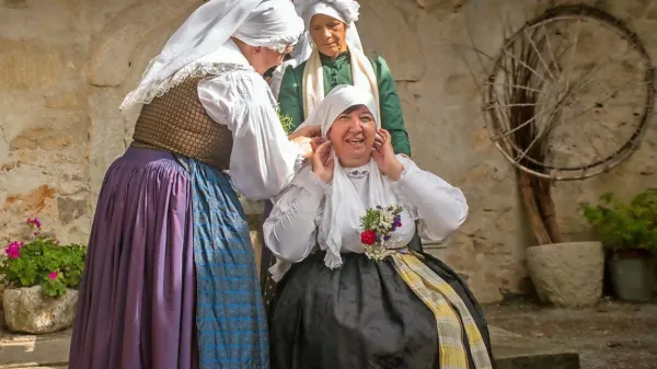 V Sežani fotografska razstava Vlaste Gorup o Kraški ohceti