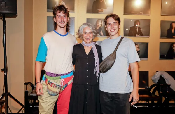 Nataša Tič Ralijan v objemu sinov Tosje   in Gala.