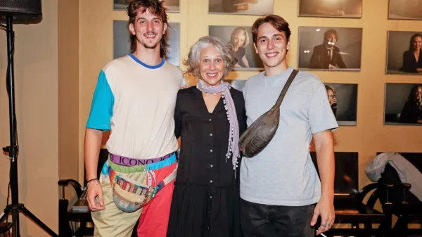 Nataša Tič Ralijan v objemu sinov Tosje   in Gala.