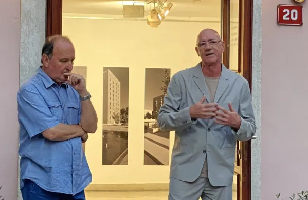 Fotograf Jaka Jeraša in kustos galerije Insula Dejan Mehmedovič na odprtju razstave, ki vabi do petka. 