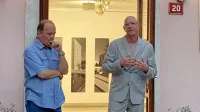 Fotograf Jaka Jeraša in kustos galerije Insula Dejan Mehmedovič na odprtju razstave, ki vabi do petka. 