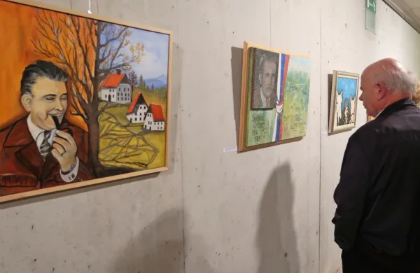 Na razstavi likovno upodobljene poezije Črtomirja Šinkovca lahko 
obiskovalci do 12. oktobra izbirajo najboljšo sliko po svoji meri.