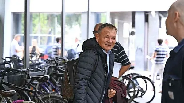 Franci Matoz  dela za obe strani: za občino Piran, ki ji svetuje pri 
prostorskih odlokih, in tudi rusko podjetnico, ki je v dolgoletnem 
sporu z občino in se z njo dogovarja o sodni poravnavi. 

