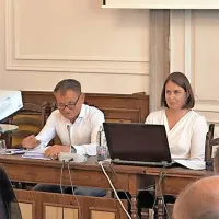 Odvetnik Franci Matoz od letošnje pomladi dela za občino Piran. 
Prisoten je bil tudi na majski seji občinskega sveta.