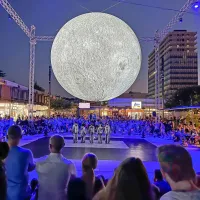 Lanski festival je pritegnil na tisoče ljudi, največje navdušenje pa je požela Luna nad Bevkovim trgom. 