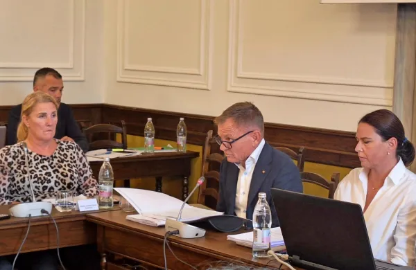 Odvetnik Franci Matoz je  svetnikom pojasnil, kaj prinaša obvezna razlaga enega od členov Zazidalnega načrta Fiesa 
- Pacug. Pričakovati je nove gradnje na stavbnih zemljiščih ob morju, zelen pas pa bo ostal nedotaknjen.  