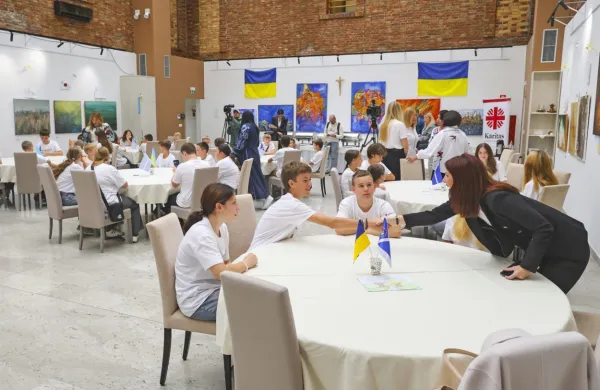  Mladi iz Ukrajine so v Sloveniji spoznali ljudi, ki so jim vsaj za 
kratek čas pomagali pozabiti na vojno. 
