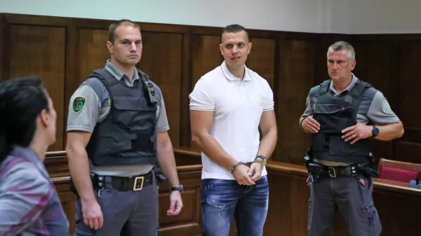 Klemna Kadivca  (na  fotografiji  na koprskem  sodišču  med  pravosodnima  policistoma) in  soobtožene  čaka sojenje zaradi  umora  
Danijela  Božića  in  poskusa umora Žarka  Tešanovića. 
