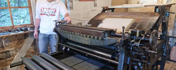 Z iz Milana pretihotapljenim tiskarskim strojem so natisnili 1,3 
milijona časopisov in tiskovin. Oskrbnik Andrej Bončina pa  sedaj 
nanj obiskovalcem natisne 248. številko Partizanskega dnevnika.