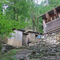 Partizanska tiskarna Slovenija je  najbolj avtentično ohranjen slovenski spomenik iz časa NOB. Iz kanomeljske smeri  levo pozdravi  baraka tiskarne, nad njo pa kuhinja z jedilnico. Desno je stavnica časopisov in drugih tiskovin.