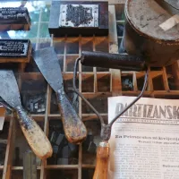 Partizanski dnevnik in tisoče drugih tiskovin so ob skromnih 
razpoložljivih tiskarskih orodjih zahtevali brezmejno vztrajnost in 
iznajdljivost.