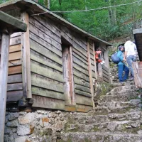 Iz vojskarske smeri je prva stavba (levo) knjigoveznica, nasproti 
nje pa nad stavnico “dom” za okrog 50 sodelavcev tiskarne.